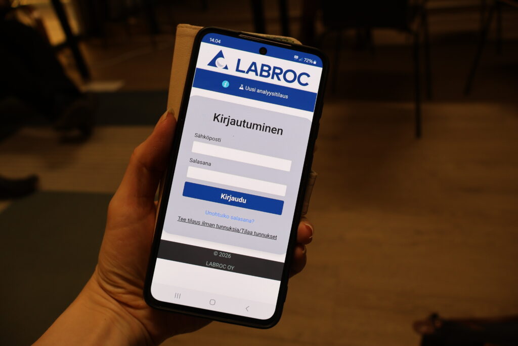 Kirjautumissivu omalabroc sovellukseen älypuhelimen näytöllä
