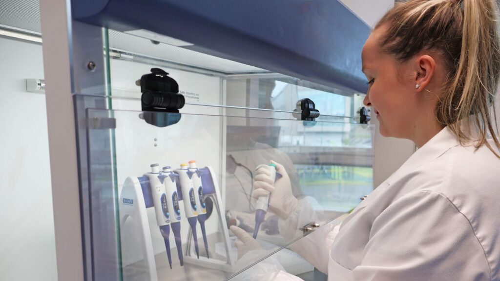 qPCR-menetelmän suorittaminen Labroc Rakentamisen elinkaaren laboratoriossa