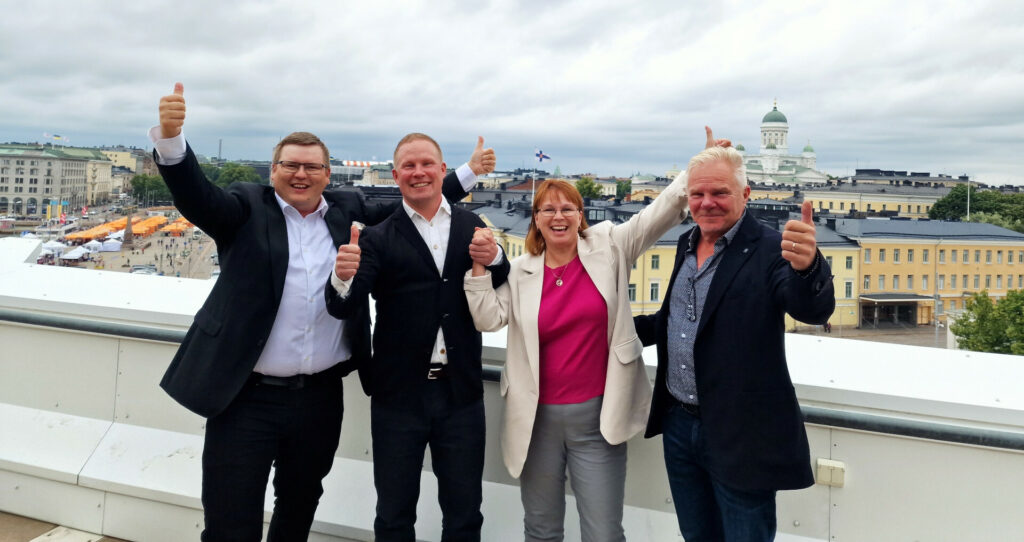 Labroc ja Taklab henkilöt juhlistavat tapahtumaa