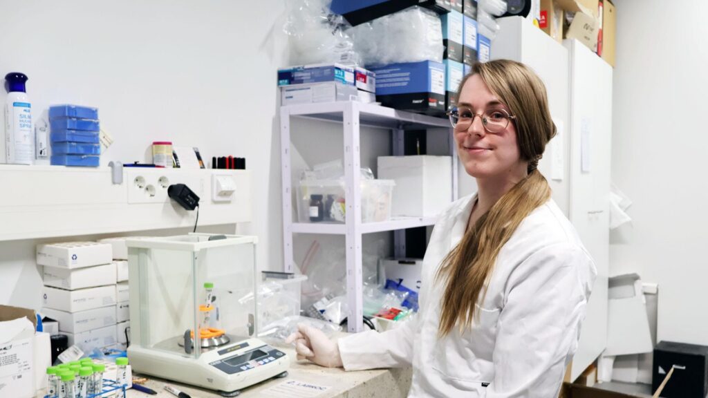Labroc työntekijä Anri Ylitalo laboratorissa.
