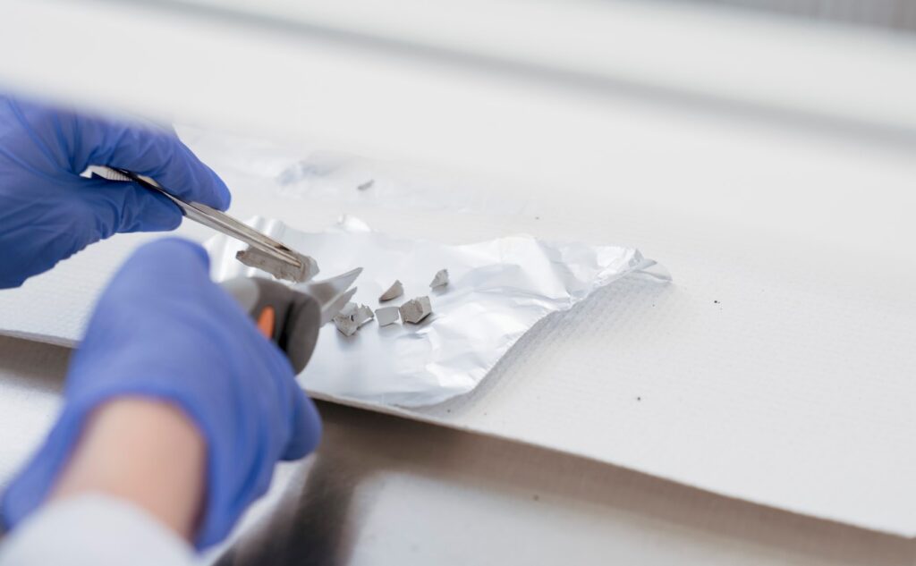 PCB-pitoisuuden määrittäminen materiaalinäytteestä