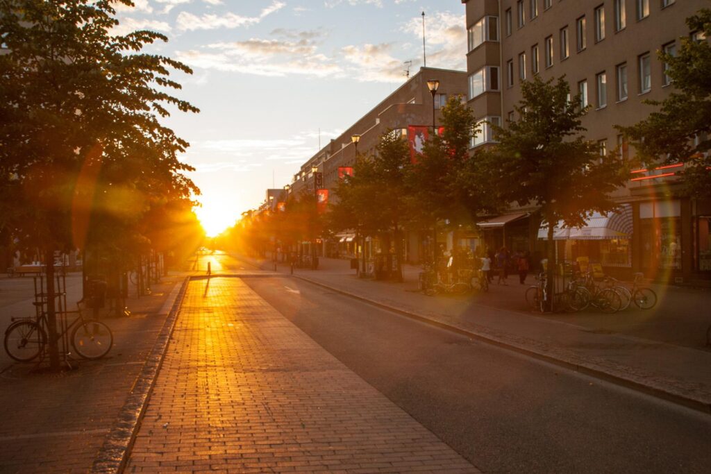 Auringonlasku kaupungissa