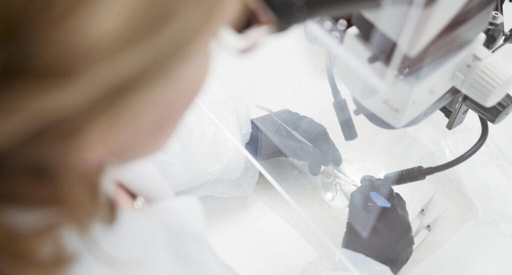 Asbestianalyysin suorittaminen laboratorissa materiaalinäytteestä