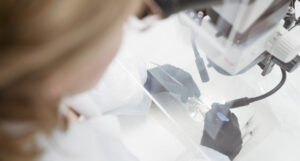 Asbestianalyysin suorittaminen laboratorissa materiaalinäytteestä