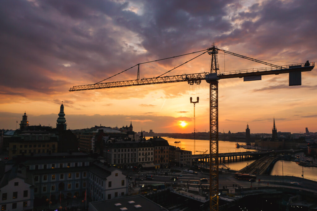 Rakennustyömaa illalla kaupungissa