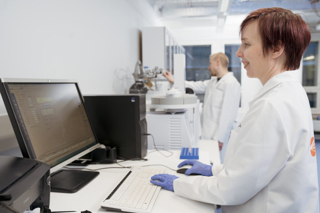 Formaldehydien kemiallinen analyysi annetusta näytteestä