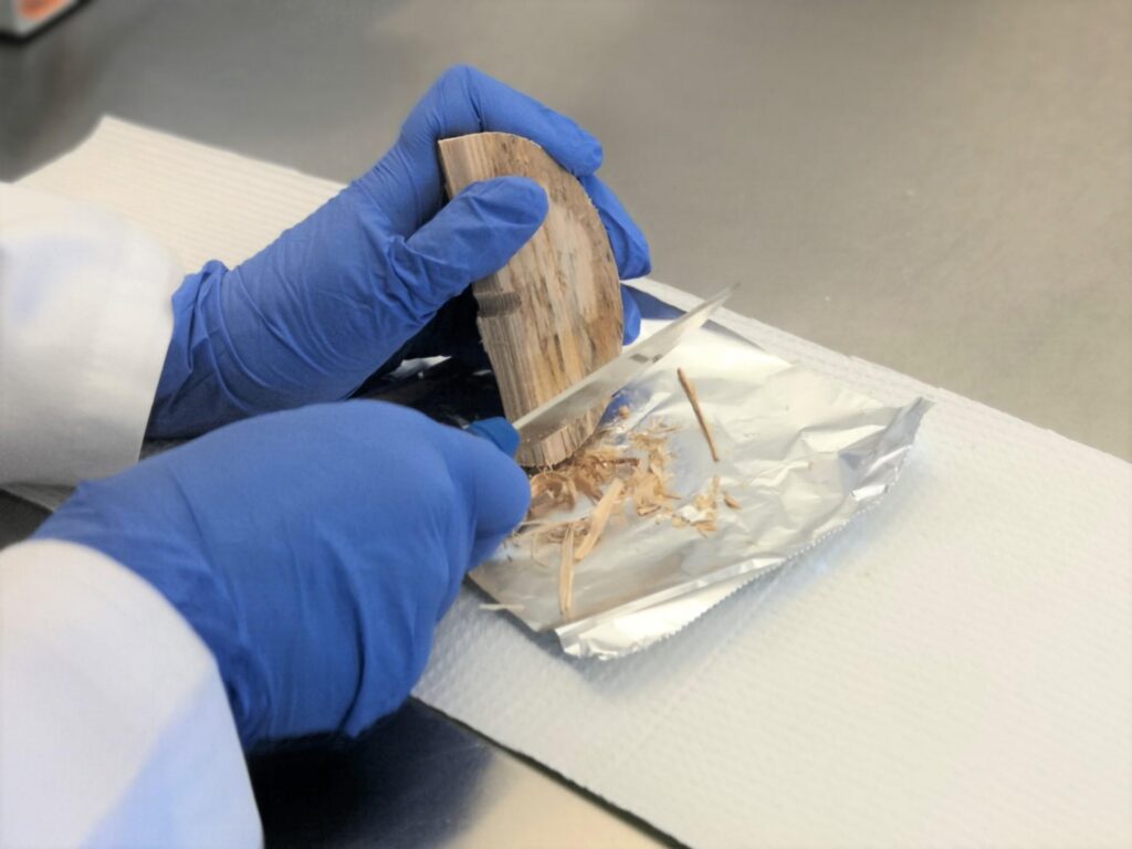 Kloorianisolien analysoinnin suorittaminen materiaalinäytteestä
